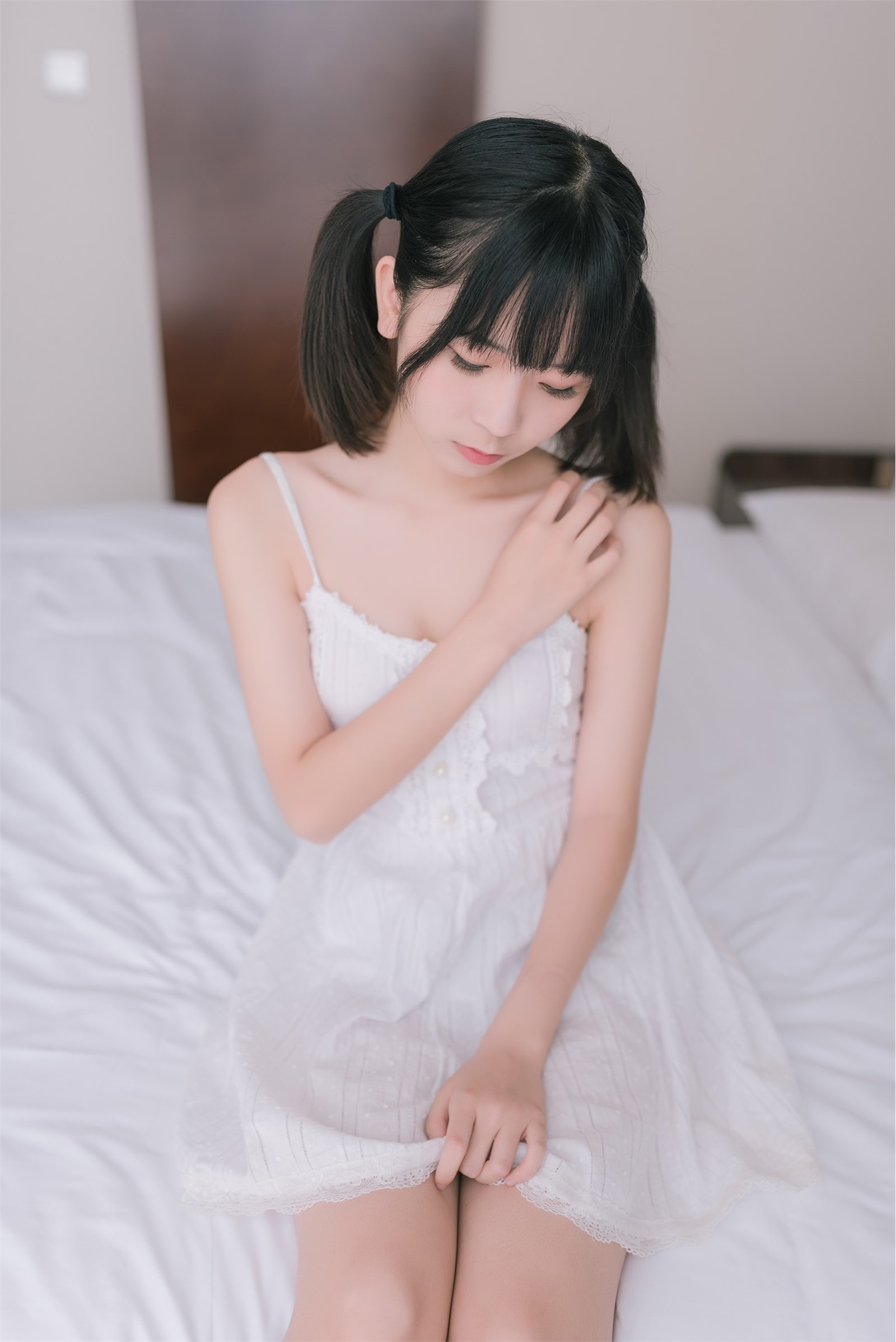 Rabbit play picture white dress double ponytail(7)